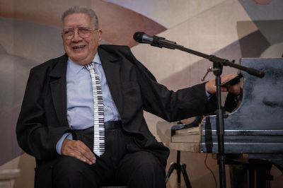 En la Ceremonia de Aniversario de la U. de Chile, el Premio Nacional de Artes Musicales 2024 recibió la Medalla Rectoral y, además, regaló dos piezas musicales, sentado en el piano del Salón de Honor de la Casa Central. 